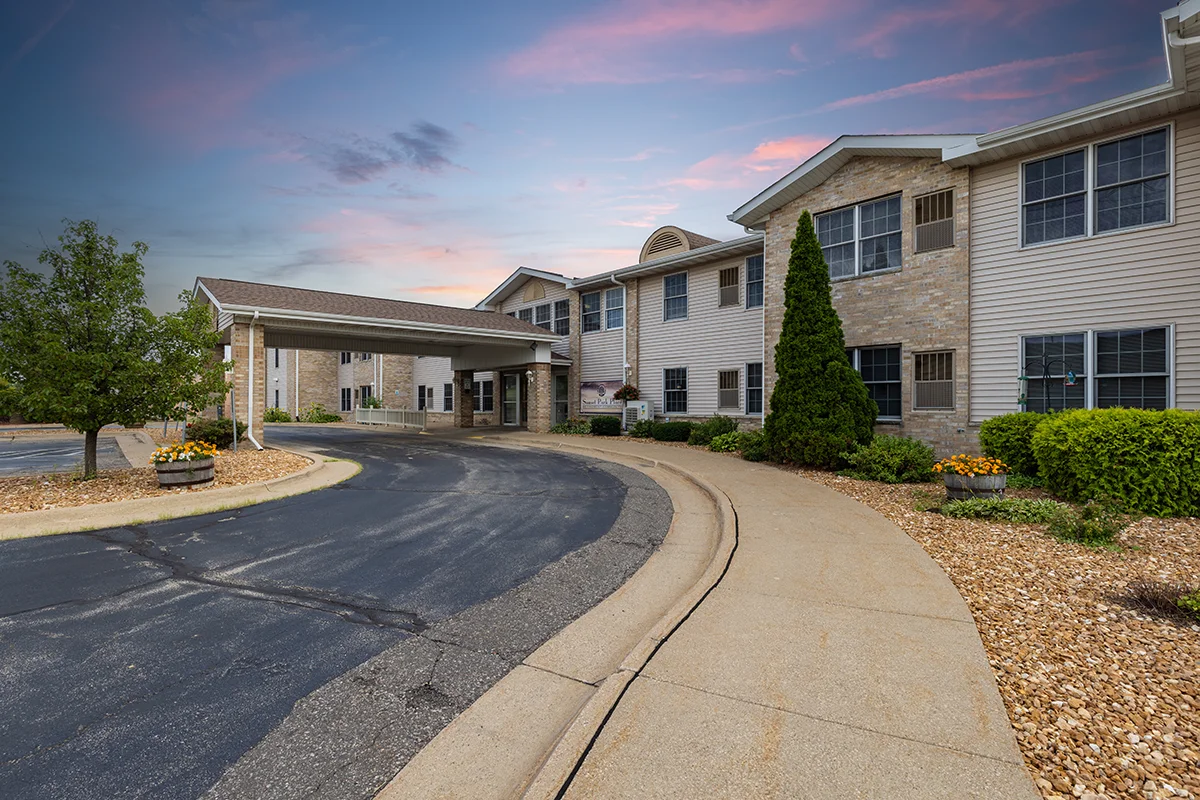 https://www.jaybirdseniorliving19.net/wp-content/uploads/2023/09/sunset-park_27_1200.webp