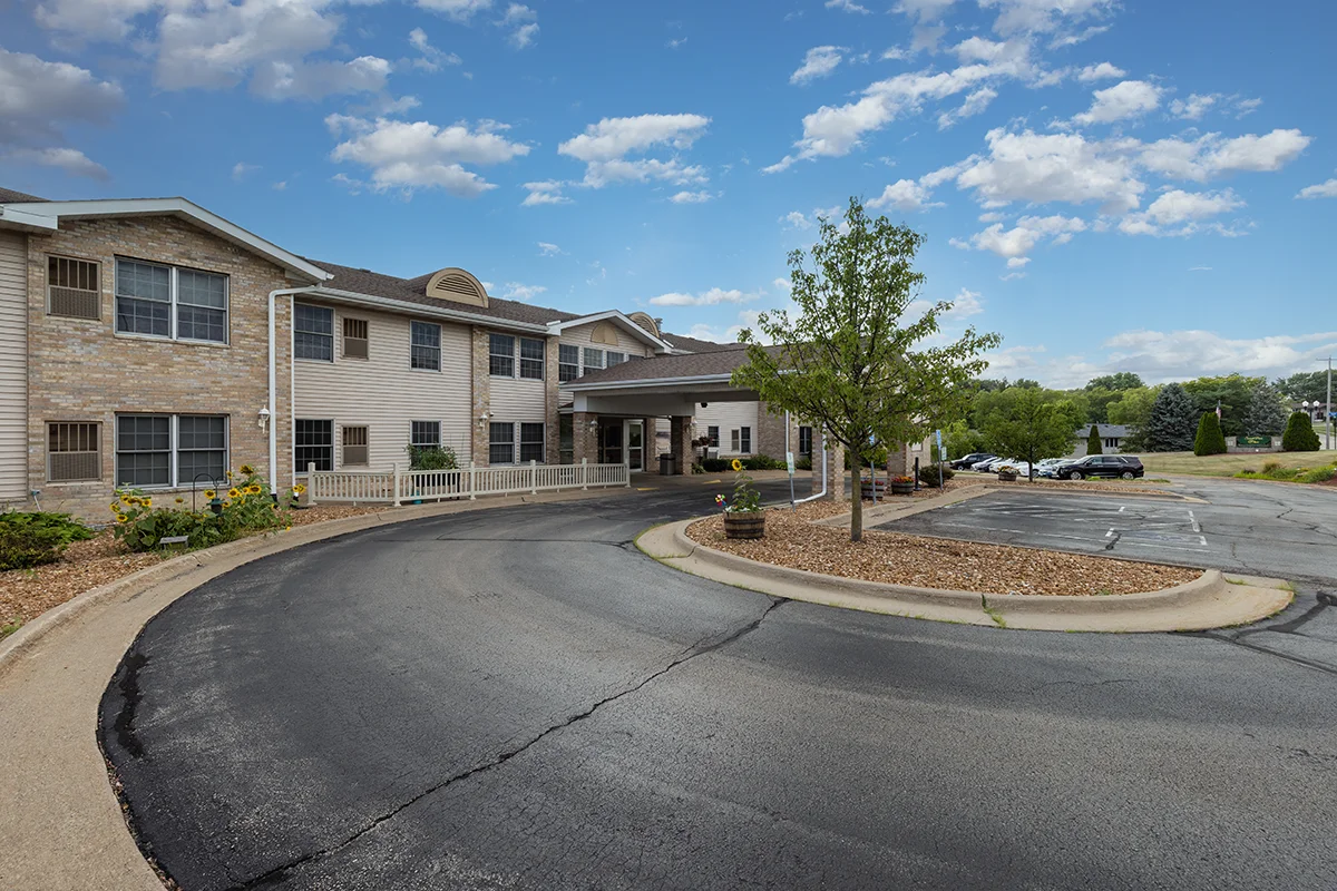 https://www.jaybirdseniorliving19.net/wp-content/uploads/2023/09/sunset-park_41_1200.webp