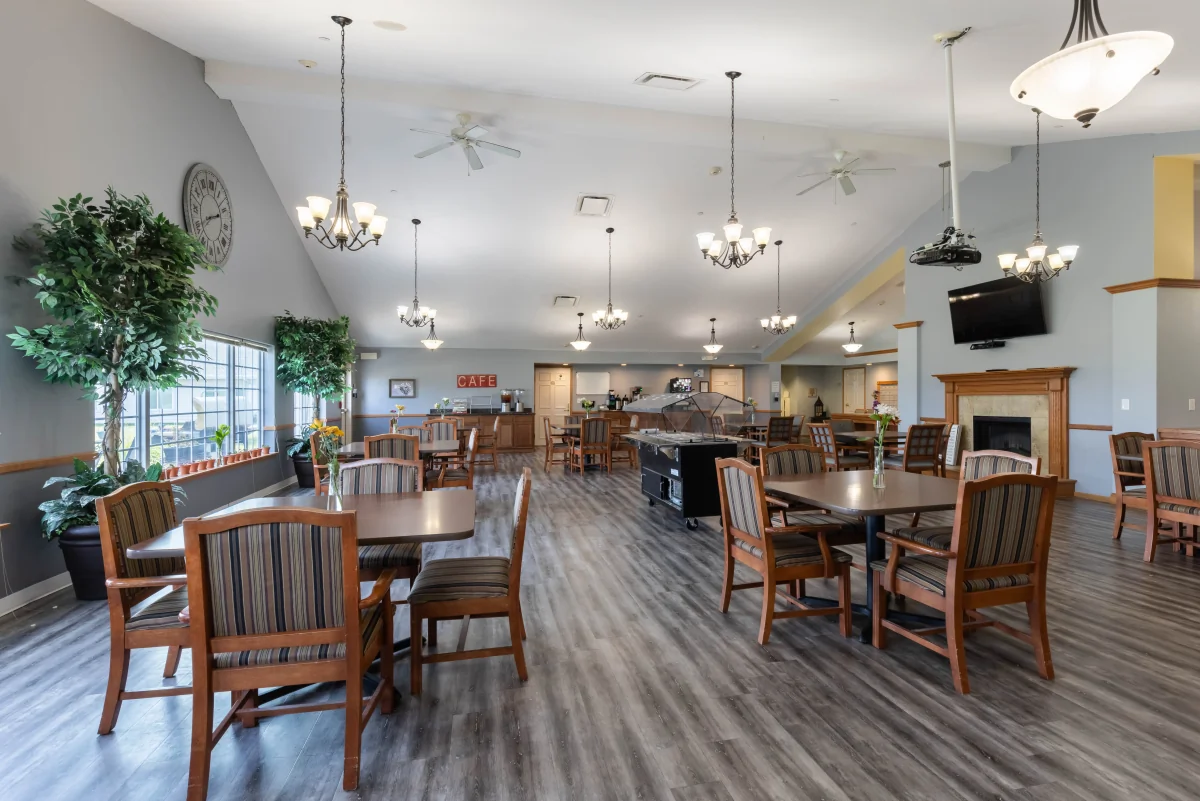 https://www.jaybirdseniorliving19.net/wp-content/uploads/2023/12/Courtyard_Estates_at_Hawthorne_Crossing_02_1200.webp