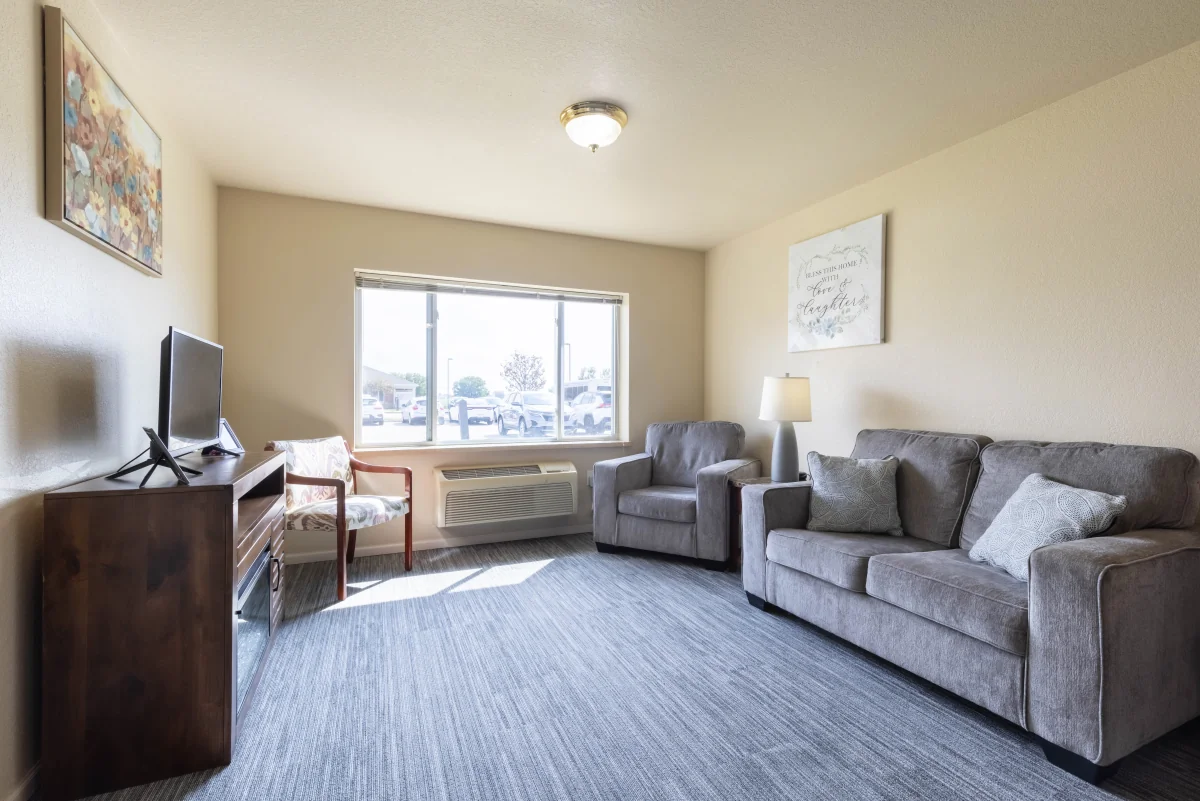 https://www.jaybirdseniorliving19.net/wp-content/uploads/2023/12/Courtyard_Estates_at_Hawthorne_Crossing_10_1200.webp