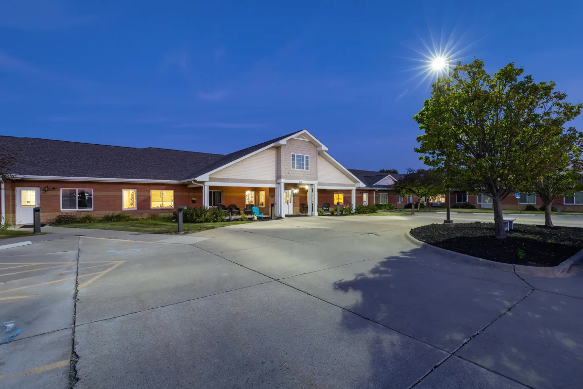 https://www.jaybirdseniorliving19.net/wp-content/uploads/2023/12/Courtyard_Estates_at_Hawthorne_Crossing_25_1200.webp