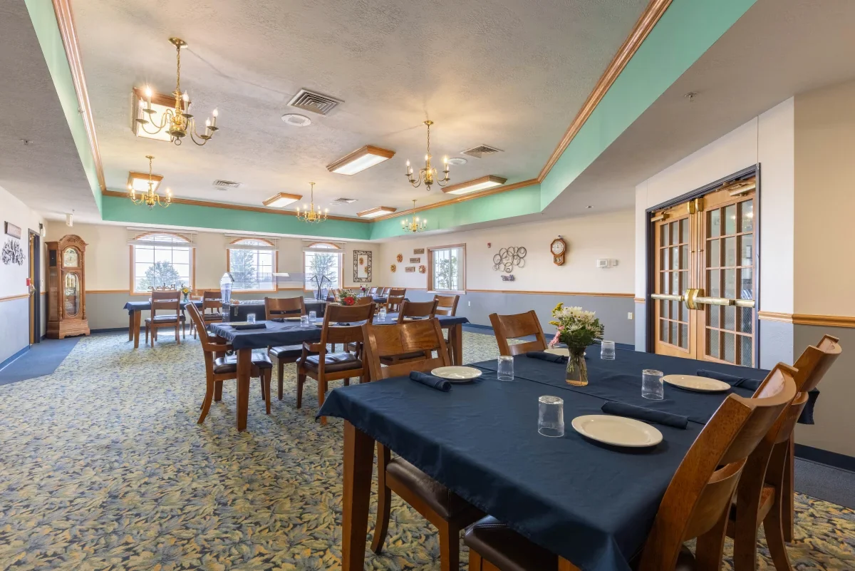 https://www.jaybirdseniorliving19.net/wp-content/uploads/2023/12/Holstein_Senior_Living_16_1200-e1703620500517.webp