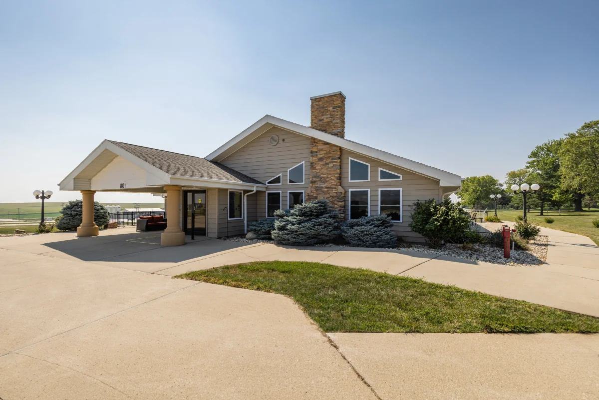 https://www.jaybirdseniorliving19.net/wp-content/uploads/2023/12/Holstein_Senior_Living_33_1200.webp