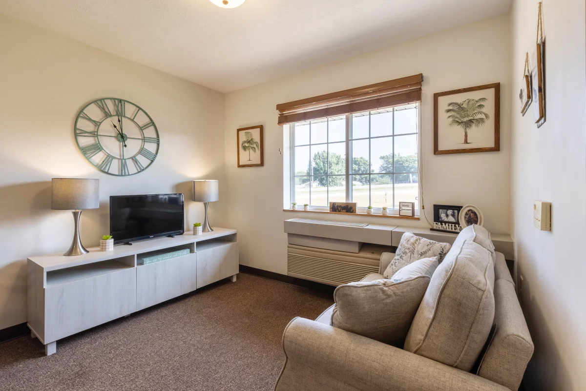 https://www.jaybirdseniorliving19.net/wp-content/uploads/2023/12/Lawton_Senior_Living_12_1200.webp