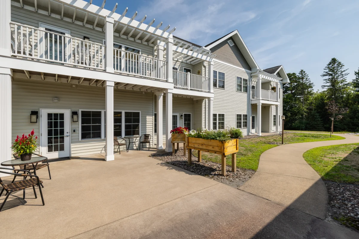 https://www.jaybirdseniorliving19.net/wp-content/uploads/2023/12/Milestone_Senior_Living_Woodruff_04_1200.webp