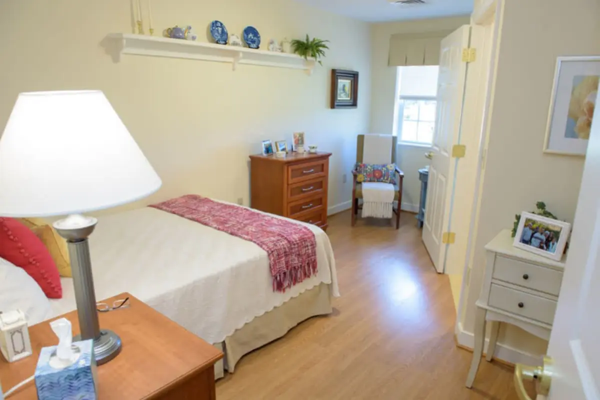 https://www.jaybirdseniorliving19.net/wp-content/uploads/2024/07/Bedroom-1.webp