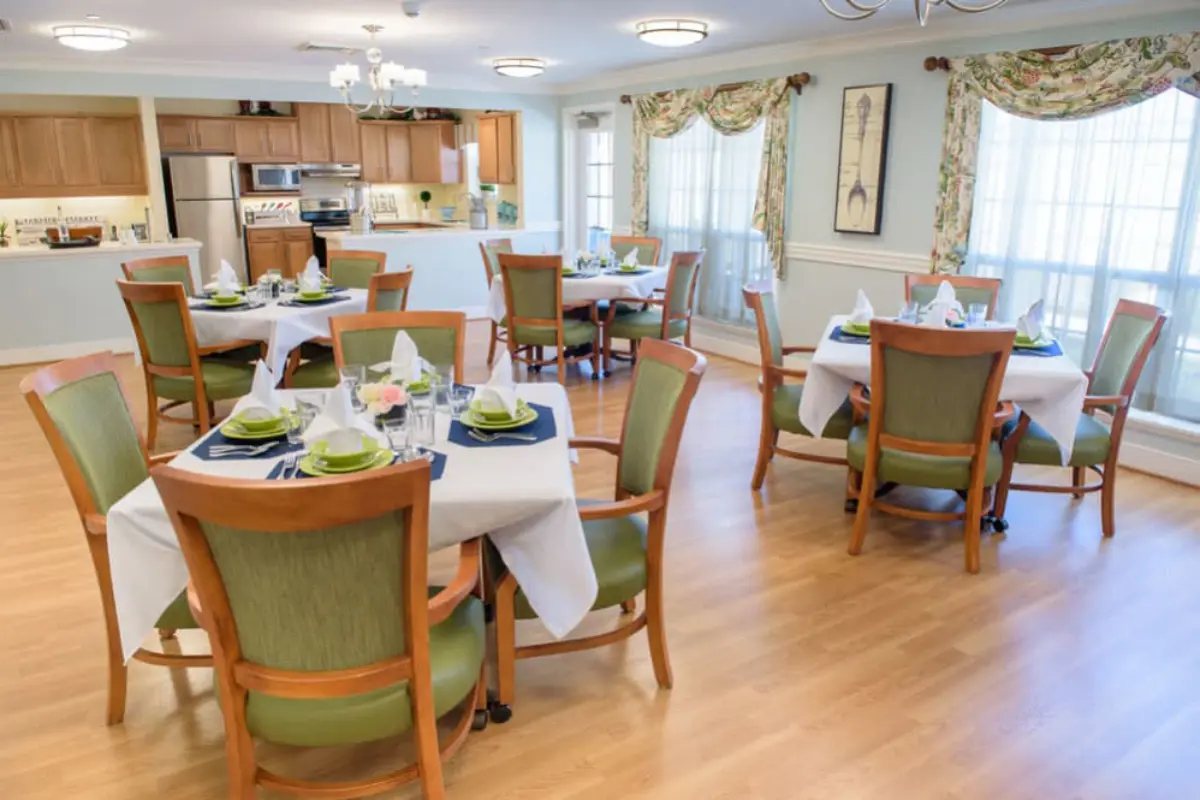 https://www.jaybirdseniorliving19.net/wp-content/uploads/2024/07/Dining-Room-2.webp